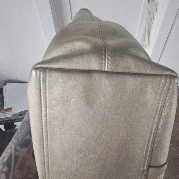 Coach Lily Legacy, Gold Metalic With Turnlock. - Picture 14 of 16